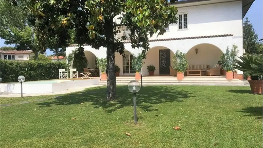 Aed - Villa with Garden in Forte Dei Marmi