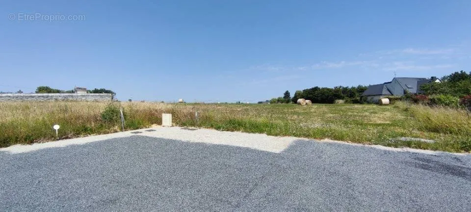 Aed - Buildable Plot with Garden in Ecouflant