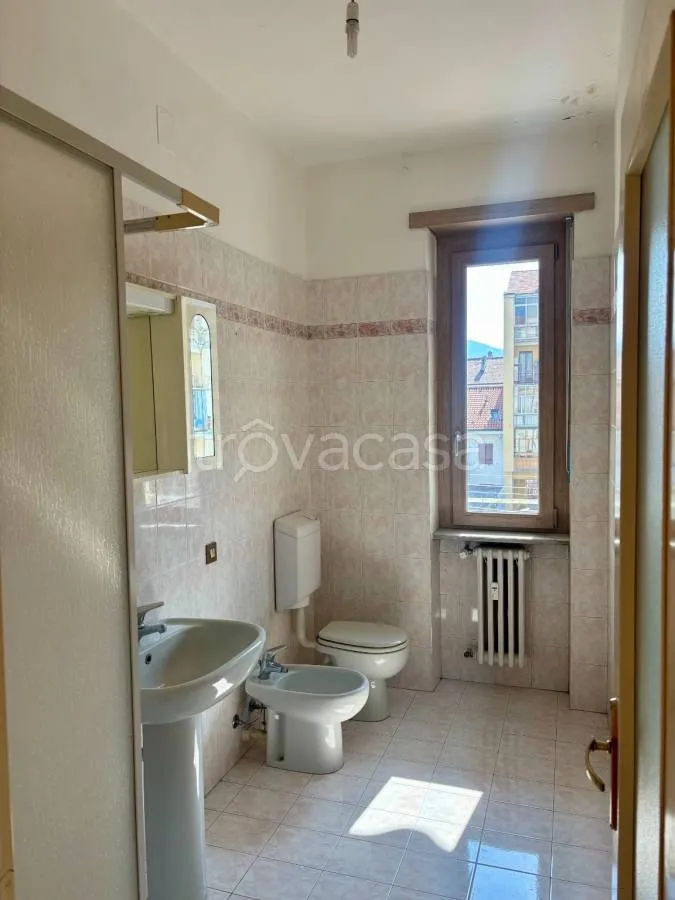 Salles de bain - Modernised 2-Bed Flat with Balcony in Pinerolo