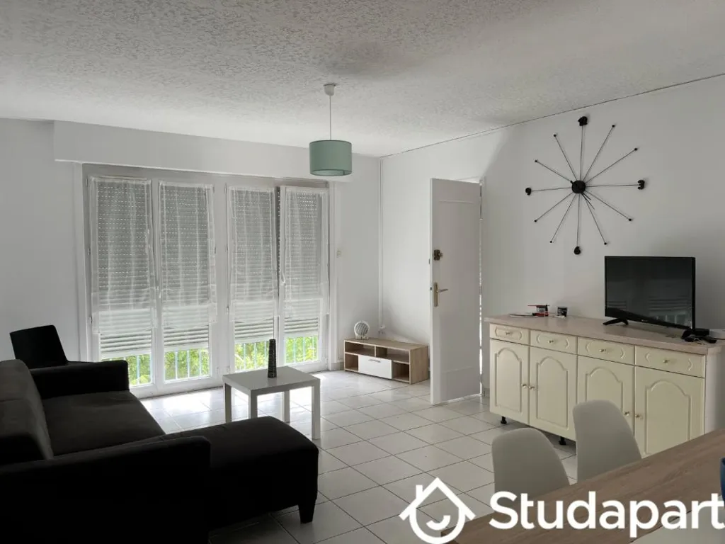 Séjour - Chambre Meublée dans Colocation à Troyes
