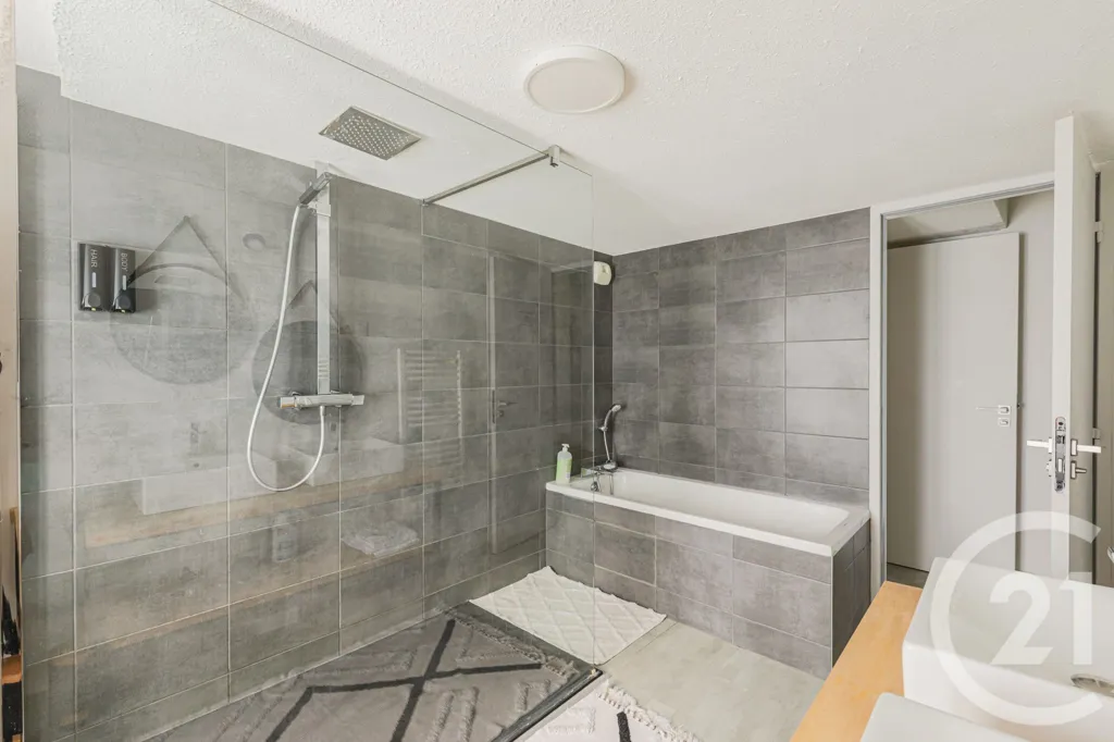 Salles de bain - Maison Rénovée avec Jardin à Moirans