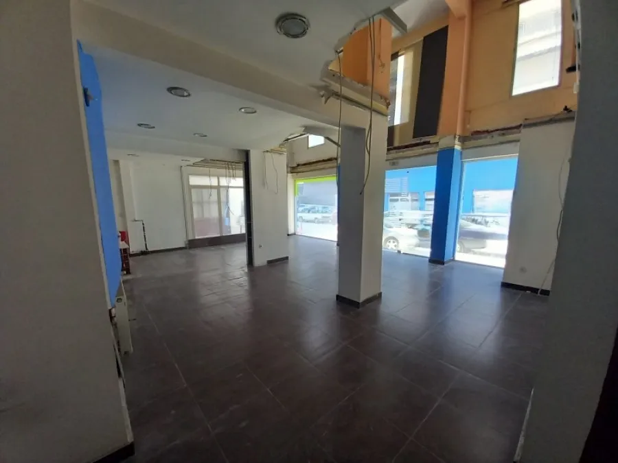 Pièces - Three-Storey Shop with City View in Serres Centre