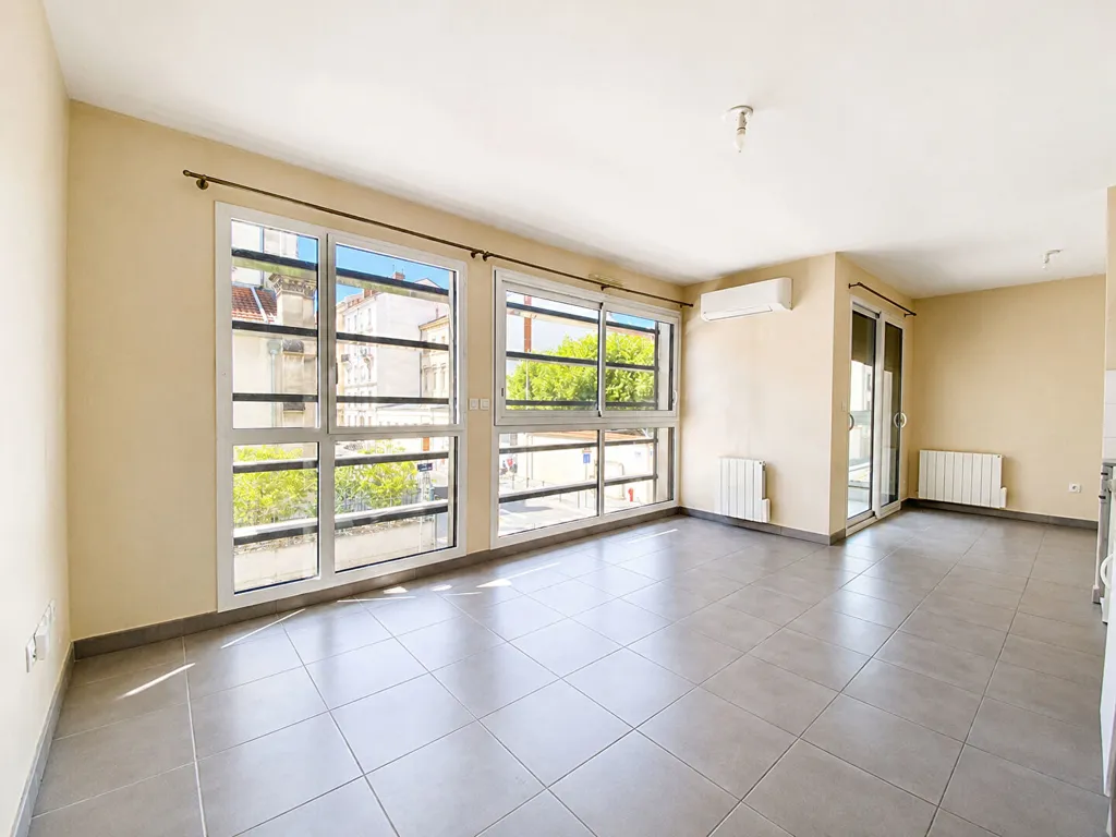 Soggiorno - Bright 2-Bed Flat with Balcony in Lyon 6ème