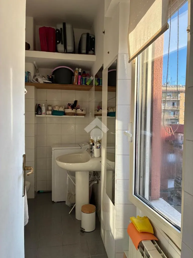 Salles de bain - Spacious Studio with Balcony in Rome