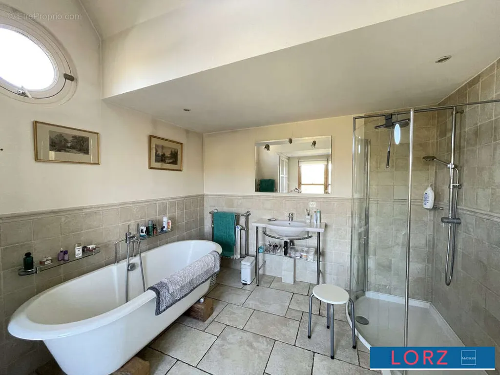 Salles de bain - Maison Familiale avec Piscine à Bourges