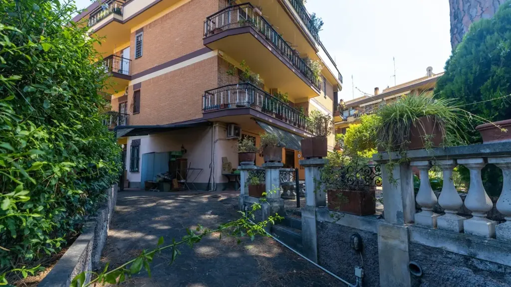 Rõdu - Three-Bedroom Apartment with Garden in Garbatella, Rome