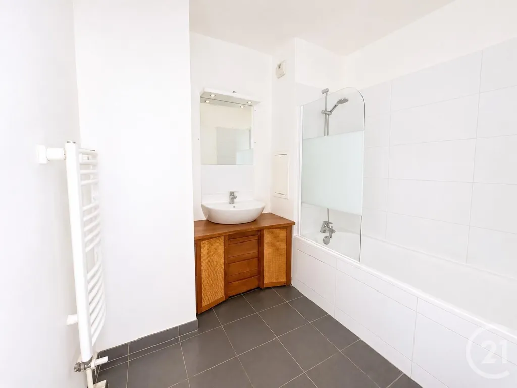 Salles de bain - Appartement F3 avec balcon au pied du métro à Aubervilliers
