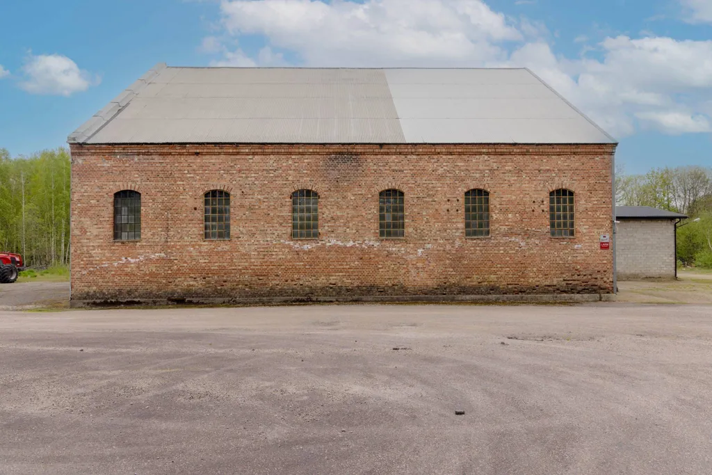 Välivaade - Industrial Property with Classic Facade in Delary