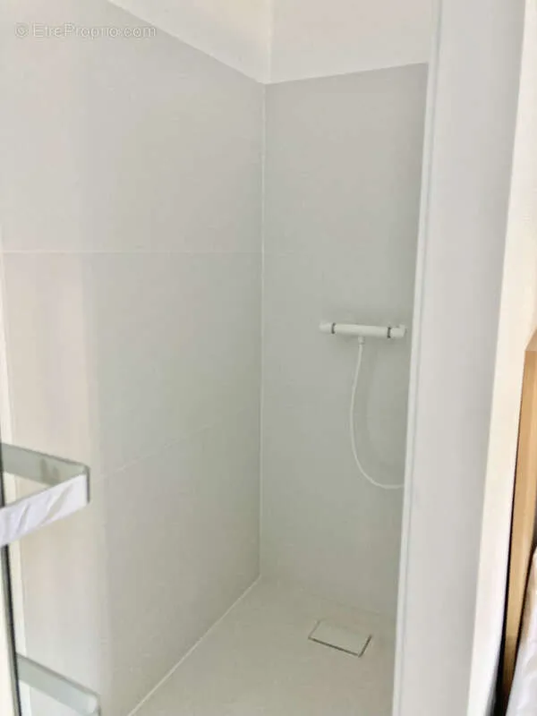 Vannitoad - 2-Bed Apartment with Terrace in Le Cannet