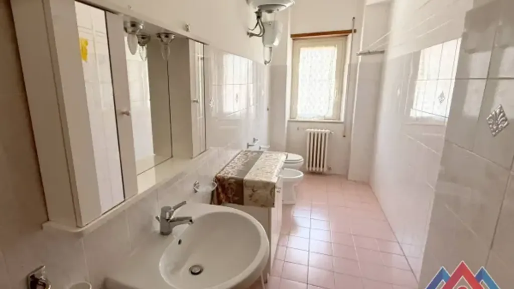 Salles de bain - Three-Bedroom Apartment with Balcony in Sora