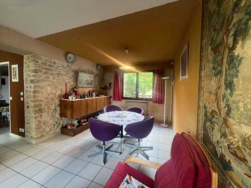Söögituba - 1960s House with Garden in Brie Comte Robert