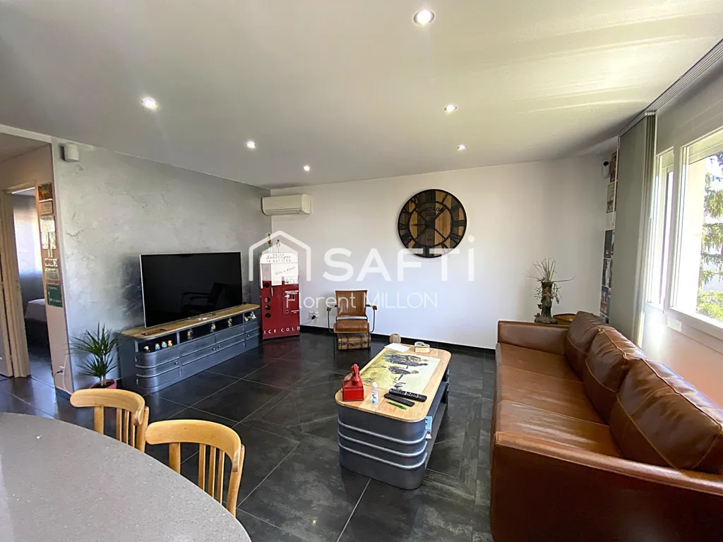 Soggiorno - Renovated 3-Bed Flat with Balcony in La Tronche