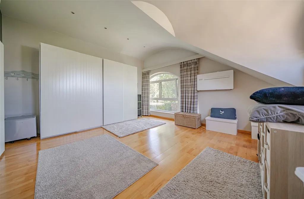 Recent Villa with Pool in Waterloo