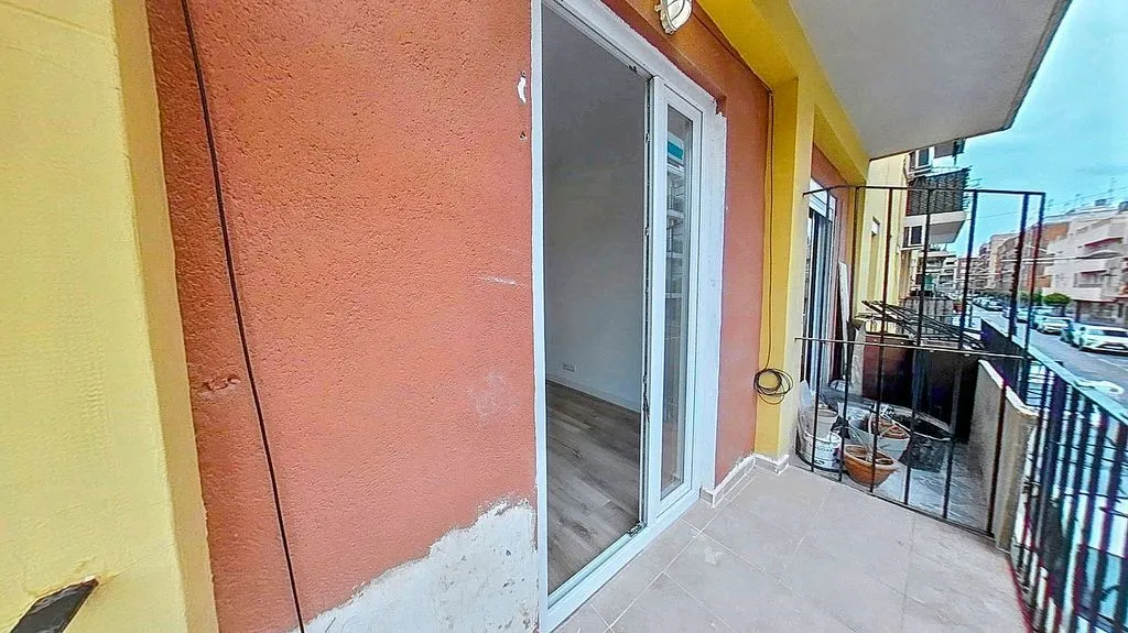 Balcony - Three-Bedroom Apartment with Terrace in Sedaví