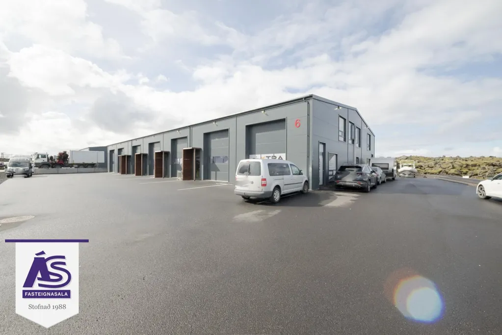Välivaade - Industrial Unit with Loft in Hafnarfjörður