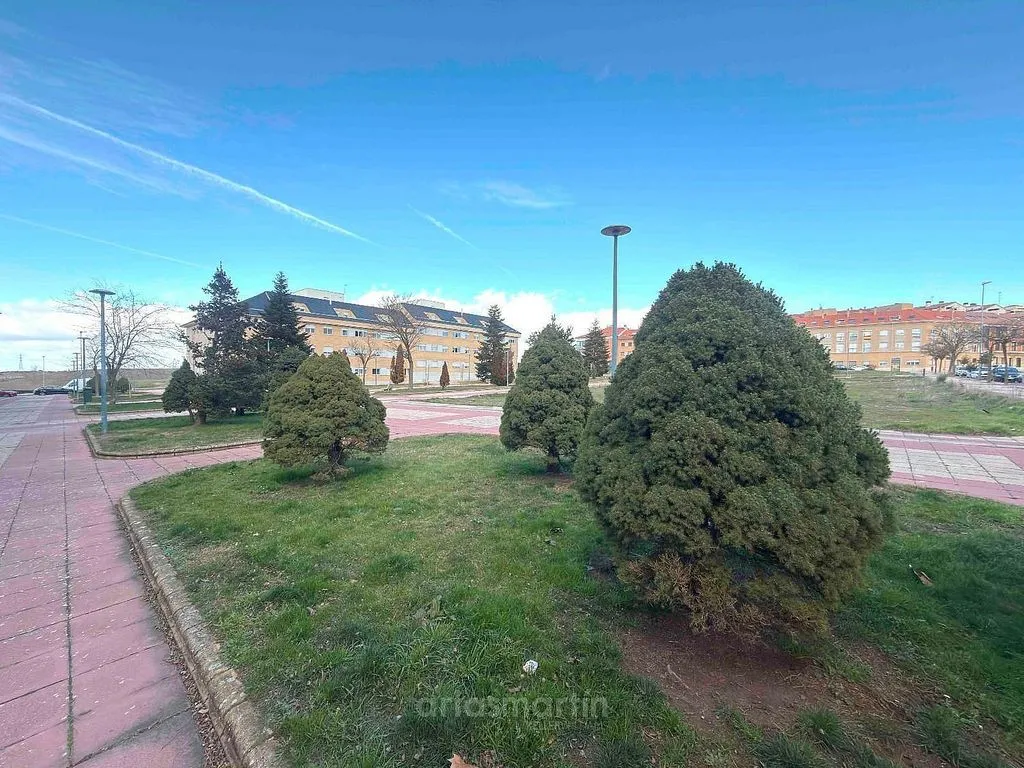 Office with Patio in Salamanca's Valhondo Park