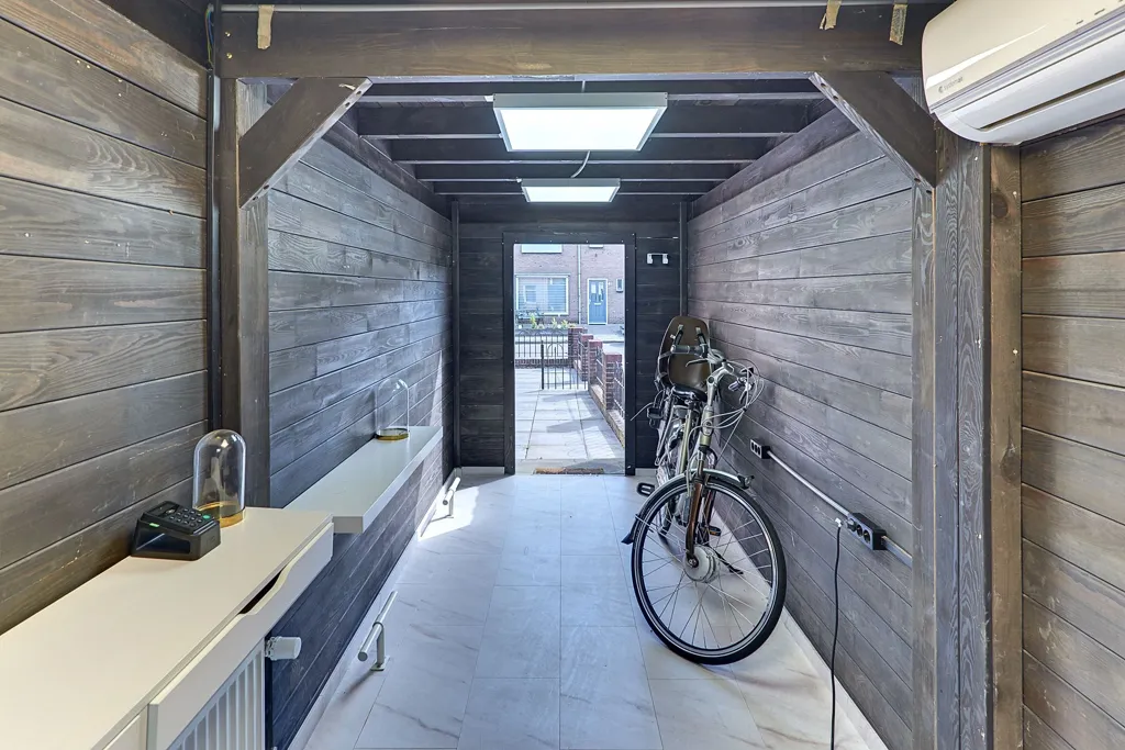 Entrée - End-Terrace House with Multifunctional Annex in Tweelingstad