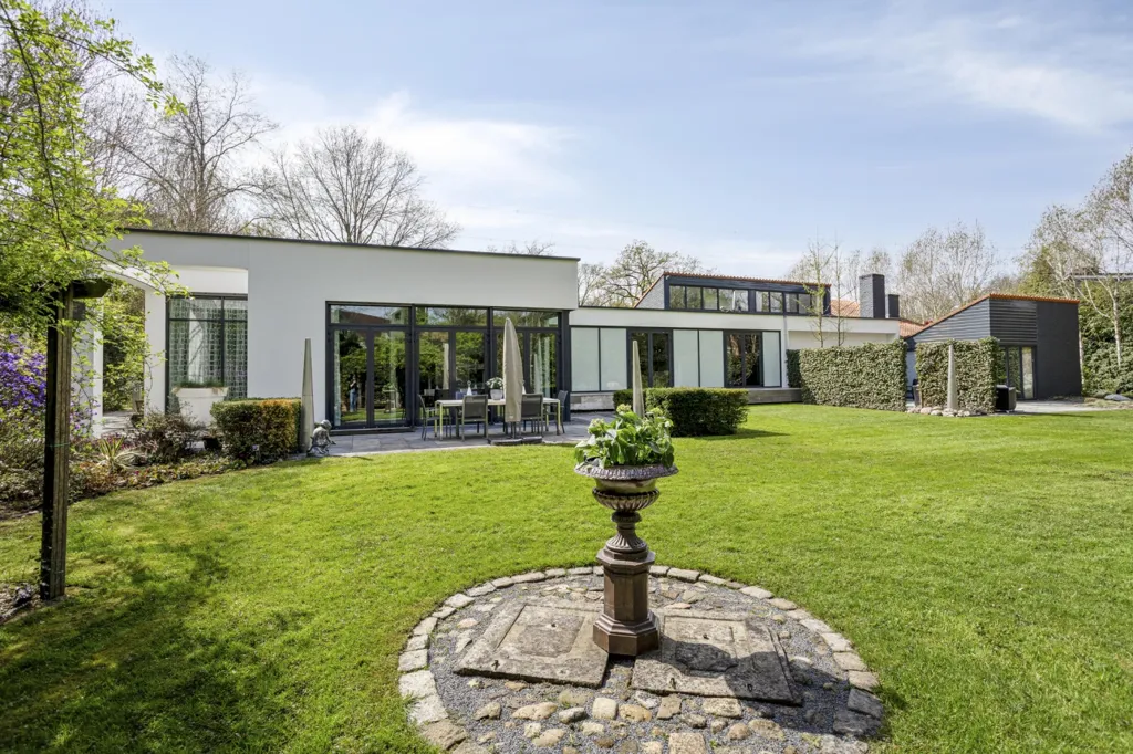 Jardin - Dual Living Villa with Spa in Borne