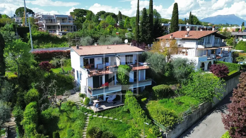Õhuvaade - Villa with Lake View in Padenghe Sul Garda