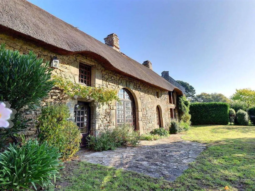 Välivaade - Thatched Cottage with Breton Charm in Plougoumelen