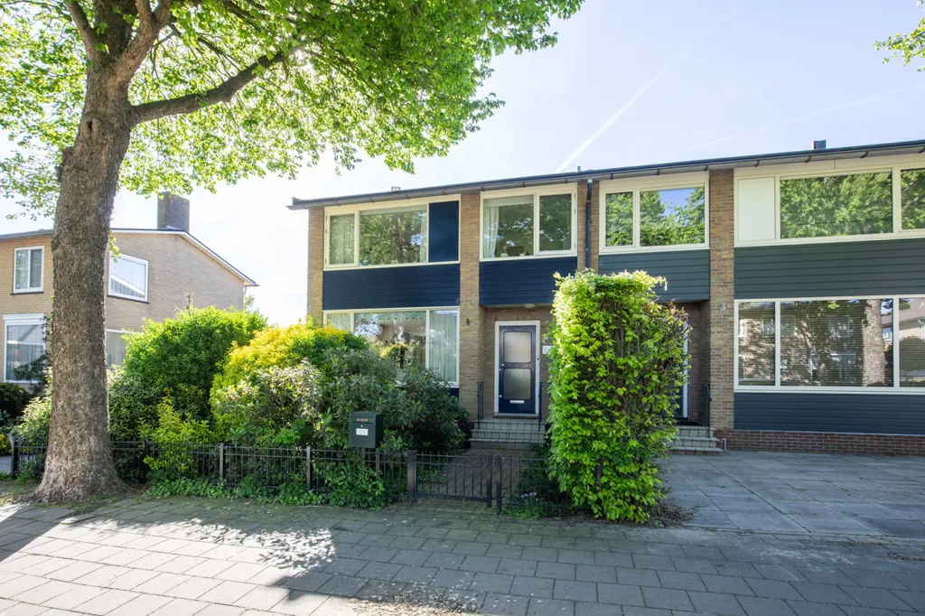 Välivaade - Two-Storey House with Souterrain in Aalsmeer