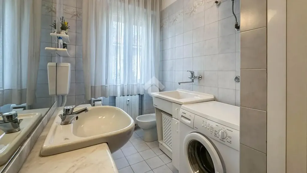 Salles de bain - Three-Bedroom Apartment with Balcony in Carpi
