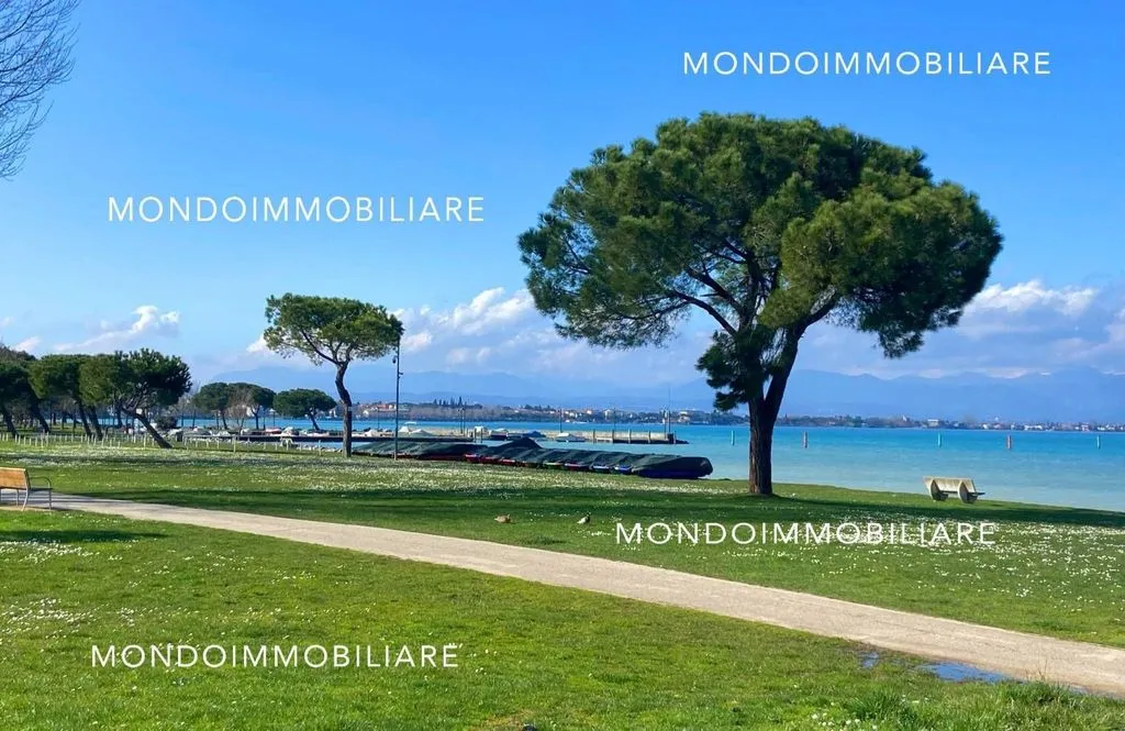 2-Bedroom Lakefront Flat in Sirmione