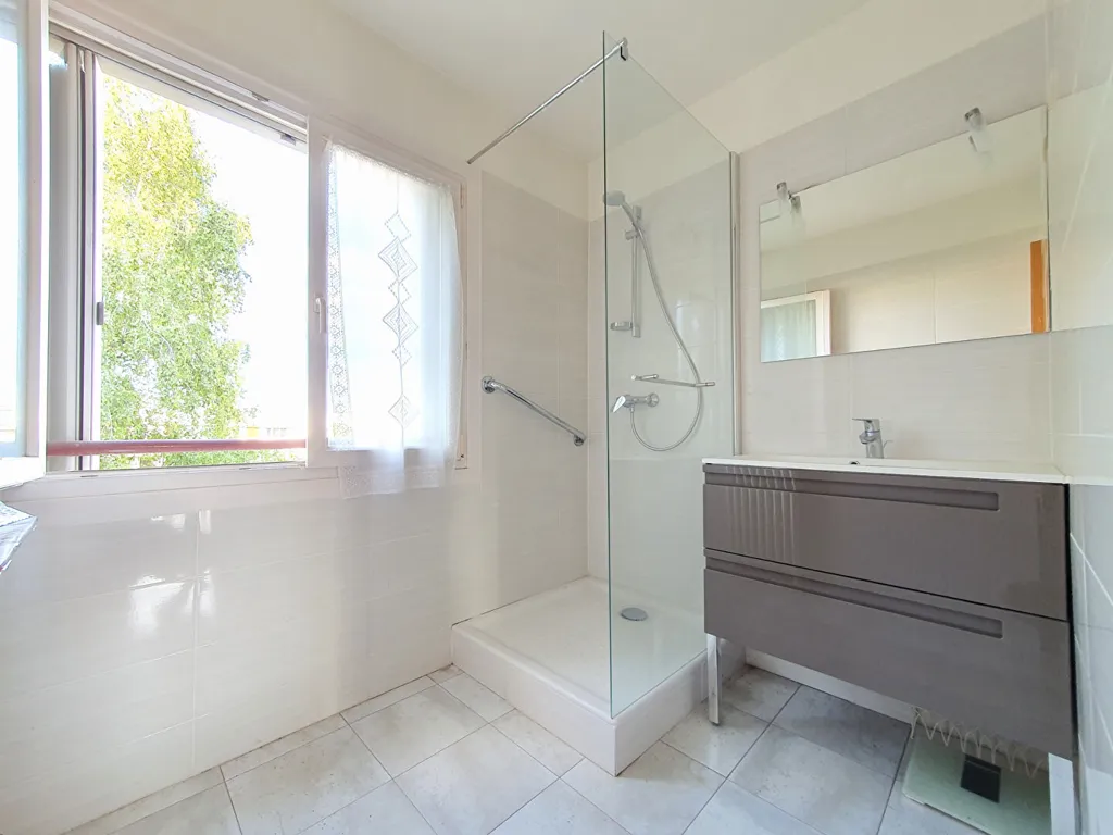 Salles de bain - Appartement avec Balcon dans le Quartier Pavillonnaire de Châtillon