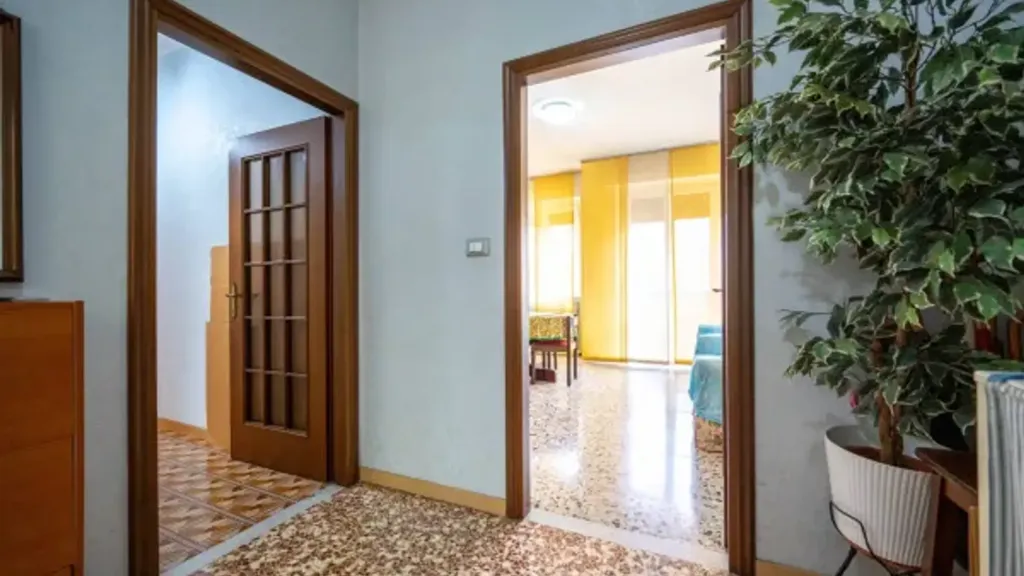 Ingresso - Bright Trilocale with Balcony in Gallaratese, Milan