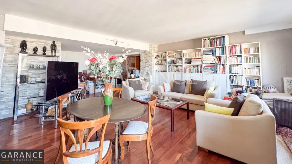 Living Room - 6-Piece Flat with Balcony in Alésia