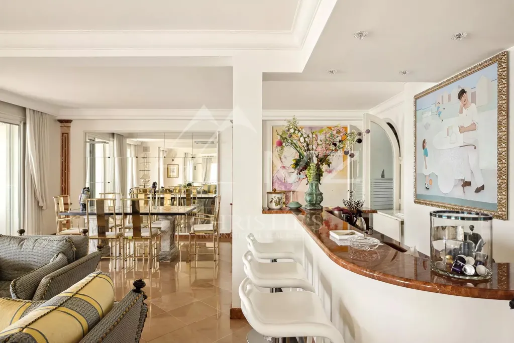 Elutuba - High-Floor Apartment with Panoramic Sea View in Cannes
