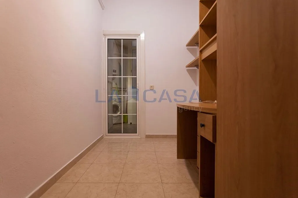 Toad - Flat with Balcony in Camp del Arpa, Barcelona