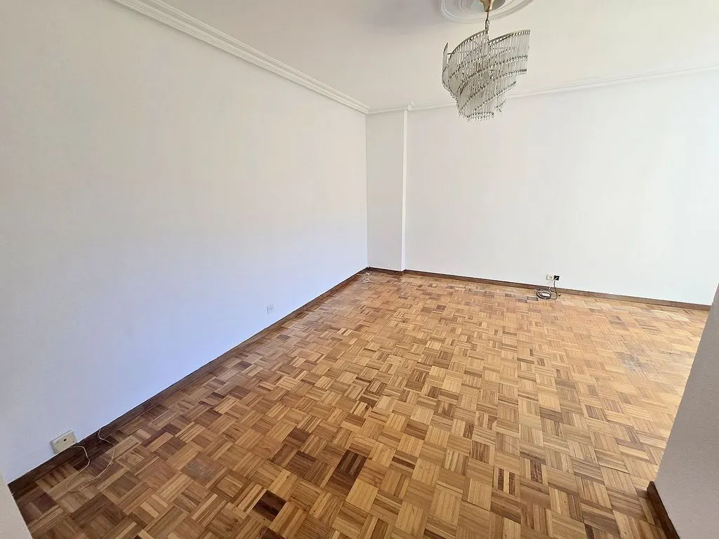Toad - 3-Bedroom Flat with Garage in El Llano, Gijón