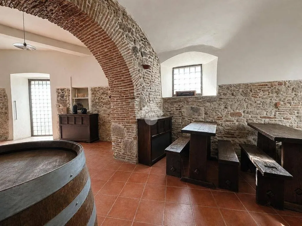 Stanze - 6-Bedroom House with Historic Setting in L'Aquila