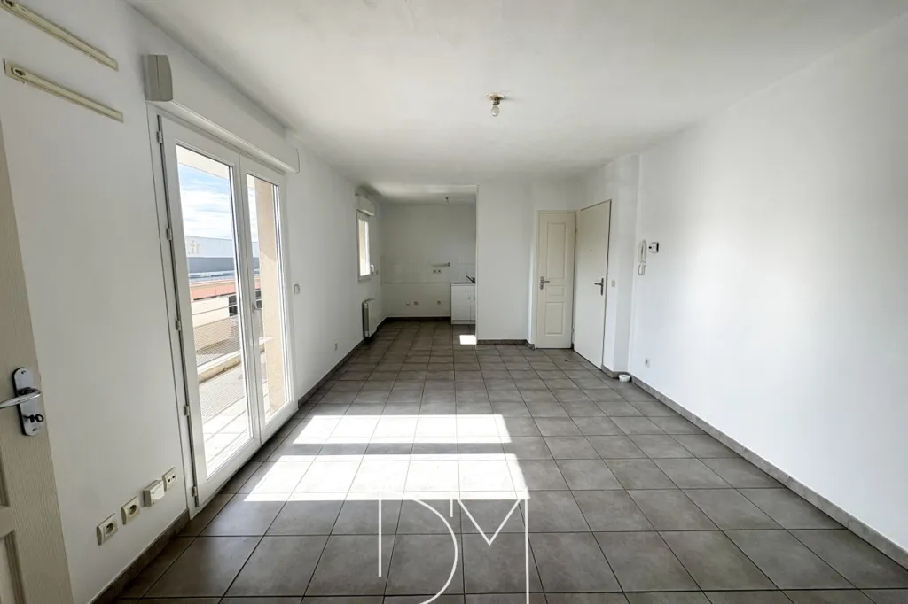 Toad - 2-Bed Apartment with Balcony in Valence