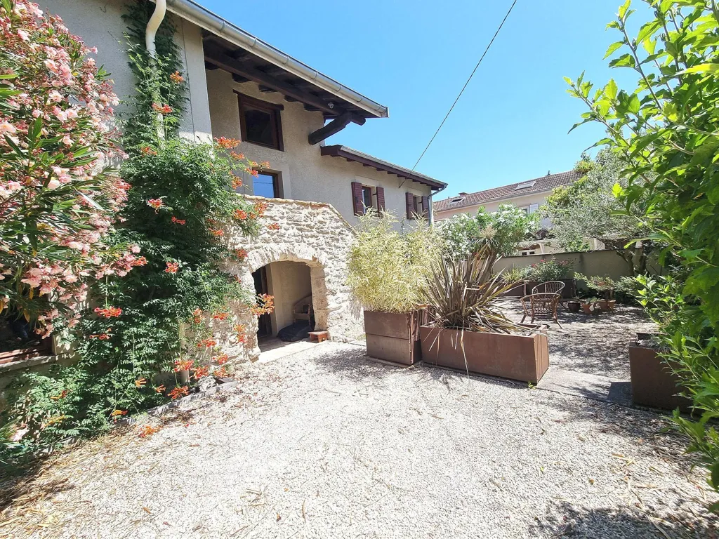 Jardin - Maison Ancienne Rénovée avec Jardin à Saint-Genis-Les-Ollières