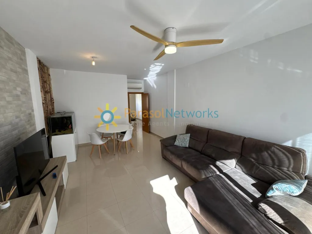 Elutuba - Renovated Apartment with Balcony in Nucli Urbà