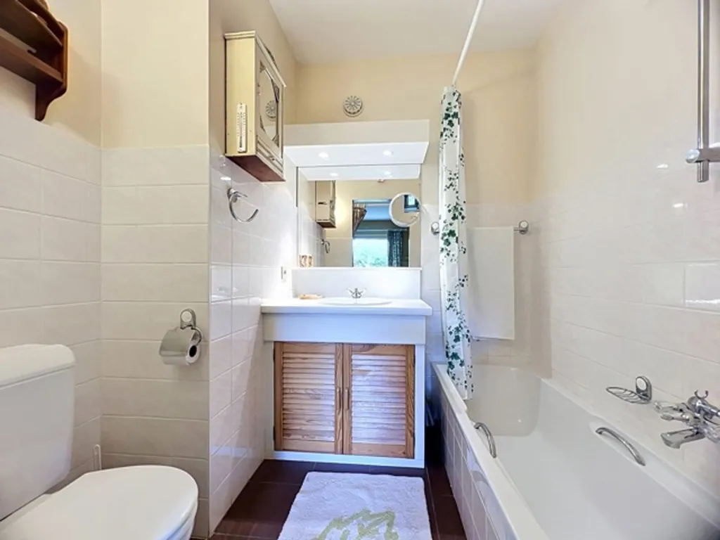 Bathrooms - Apartment with Garden-Facing Terrace in Tervuren