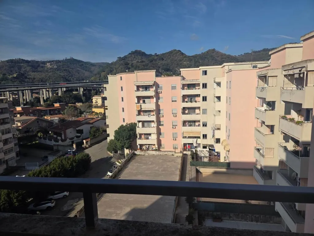Rõdu - Bright Apartment with Balcony in Messina