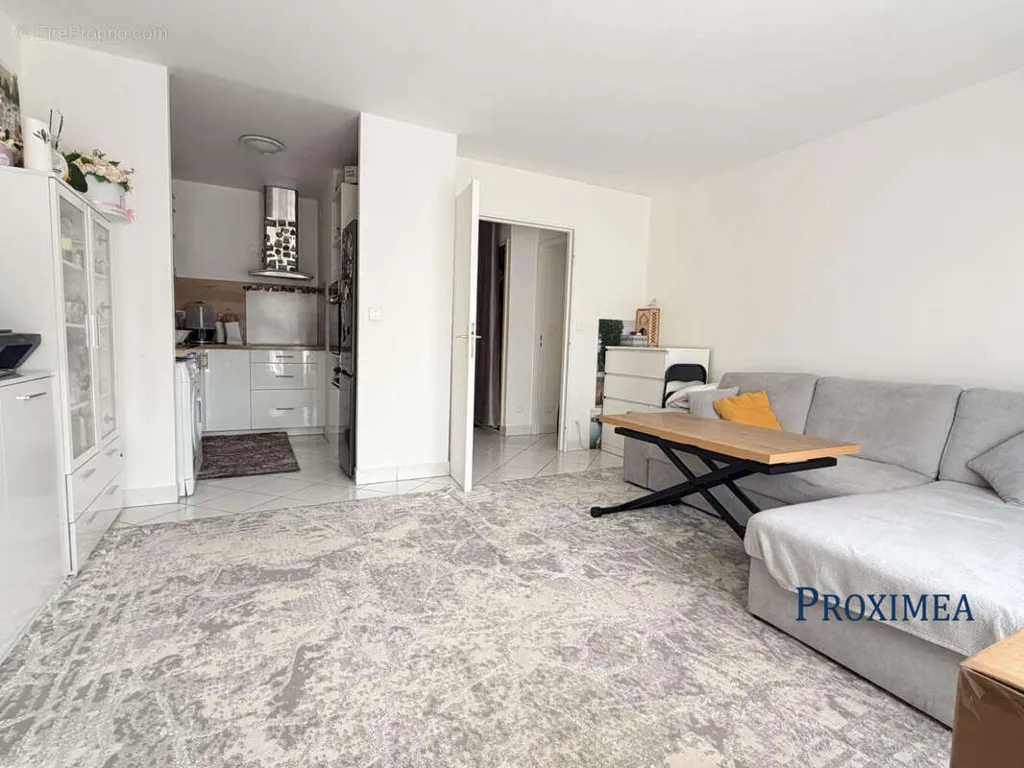 Séjour - Appartement 2 Pièces avec Balcon à Pontault-Combault