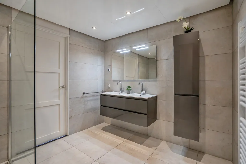 Salles de bain - Waterfront 2-Under-1-Cap Villa in Rokkeveen Zuid