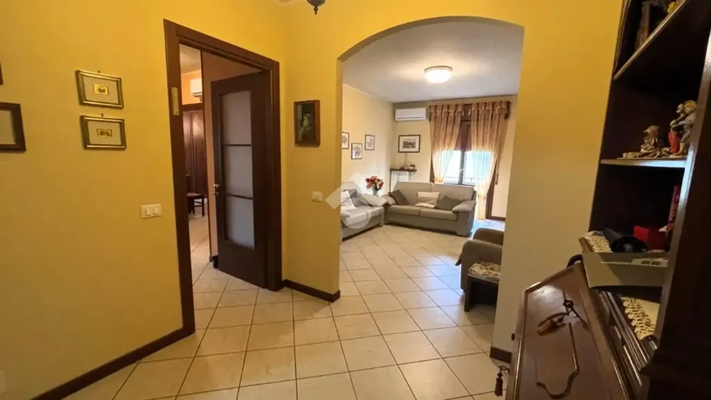 Entrée - Quadrilocale with Balcony in Mantova