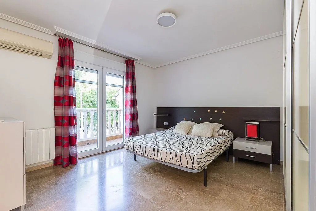 Chambres - Terraced Semi-Detached House in Picanya