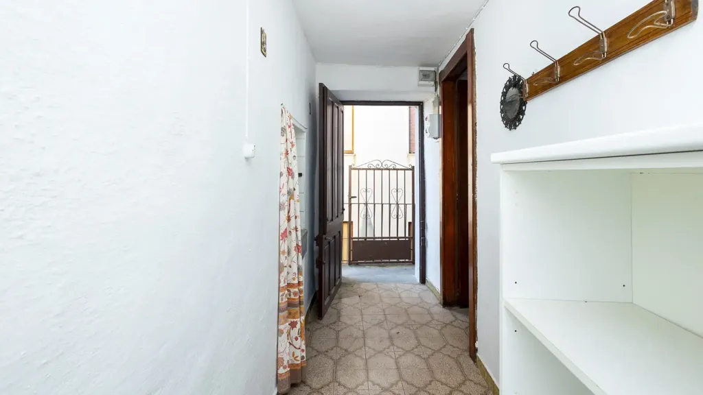 Entrée - Restructured House in Frassino Centre
