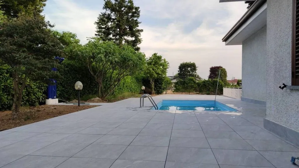 Piscine - Luxury Villa with Pool in Castronno