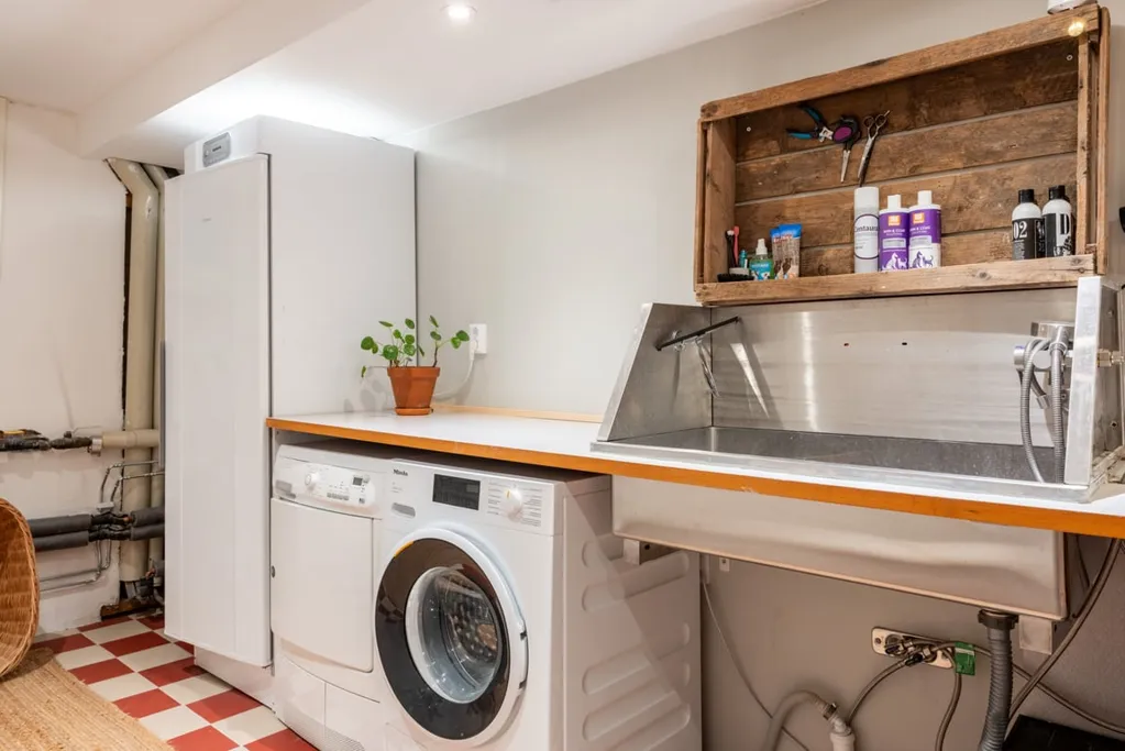Lavanderia - Renovated 2-Storey House with Garden in Bellevue