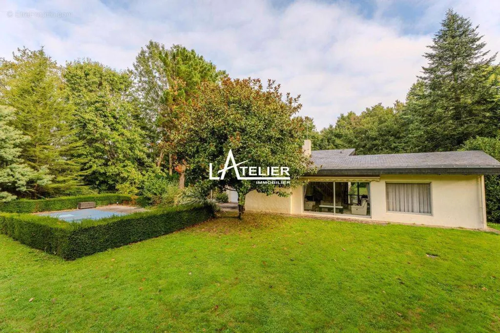 Aed - Spacious Property with Pool in Sautron
