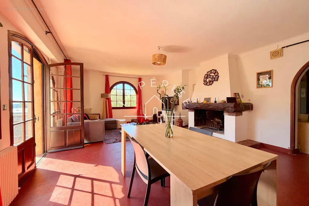 Söögituba - Charming Provençal House with Sea View in Spéracèdes