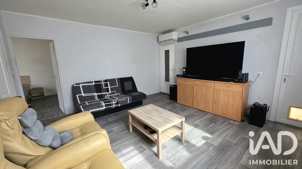 Living Room - Apartment with Loggia in Pont-Saint-Esprit