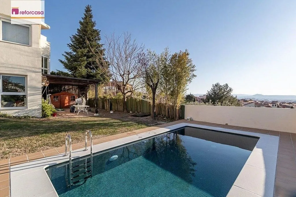 Piscina - Detached House with Private Pool in Granada